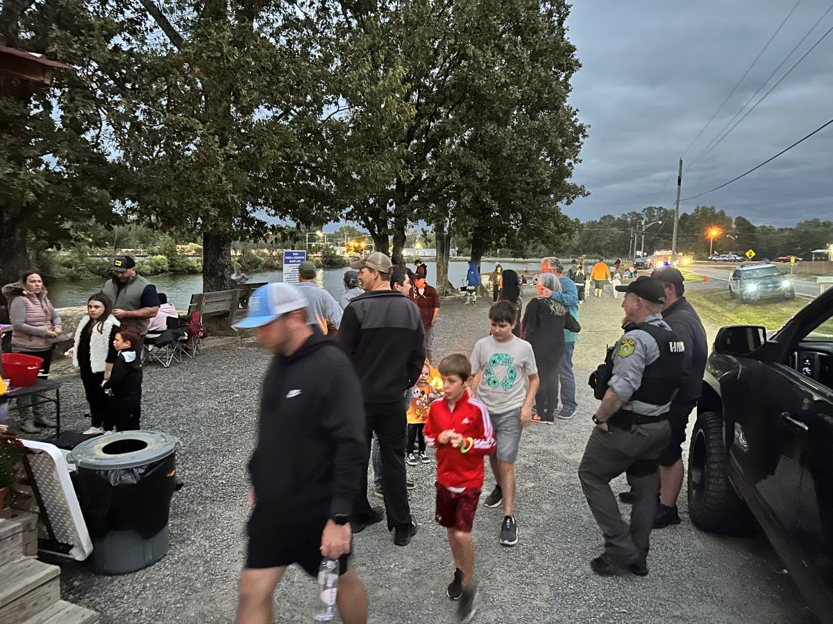 Crowd at Ward Pumpkin Float